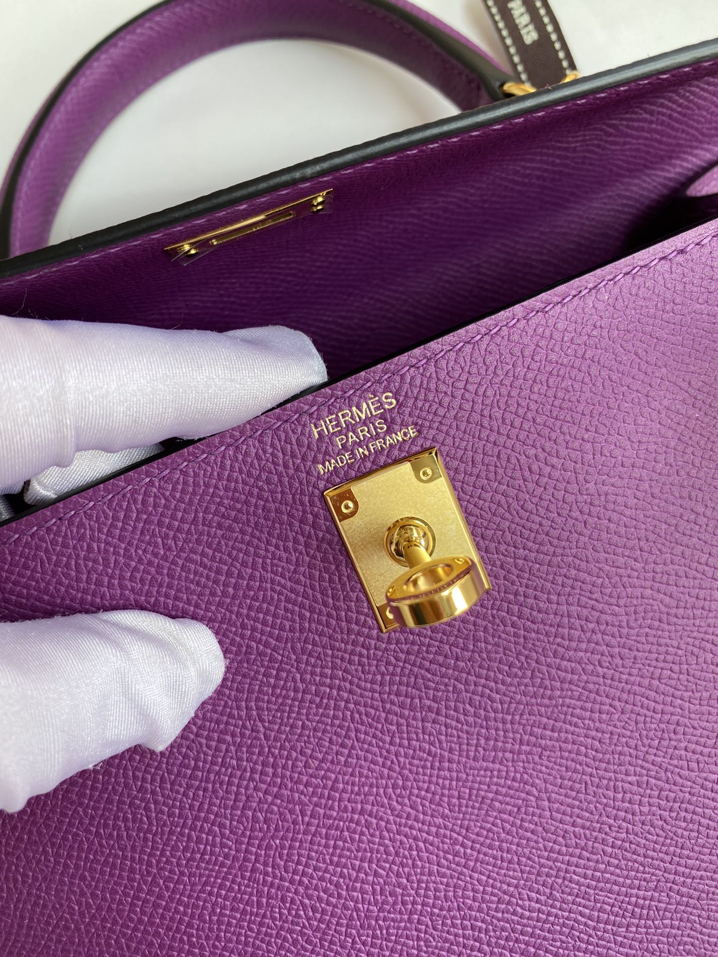 Hermes Kelly Bag ( AVAILABLE IN DIFFERENT COLOURS )